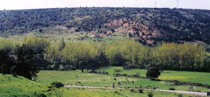 Otra vista de la ermita y del Cerro Pelao